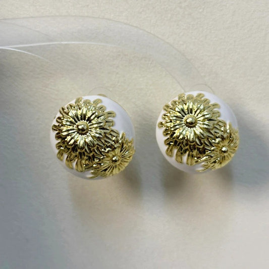 Vintage White & Gold Daisy Stud Earrings