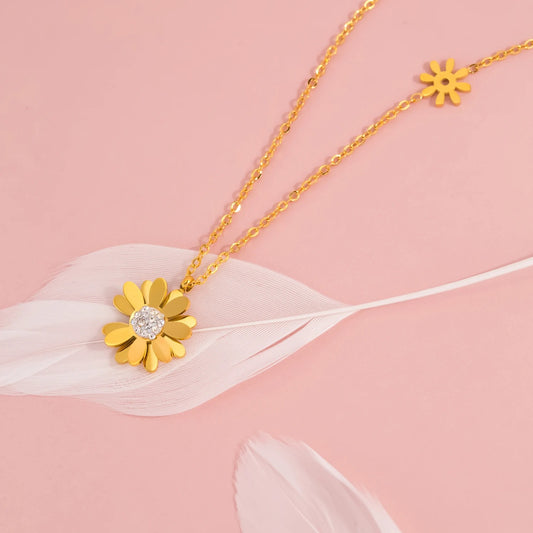 Vintage Gold Daisy Pendant Necklace